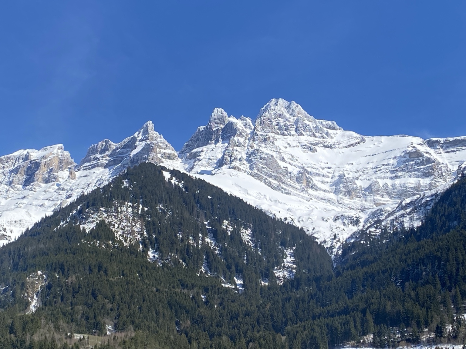 Dents du Midi enneigées en journée