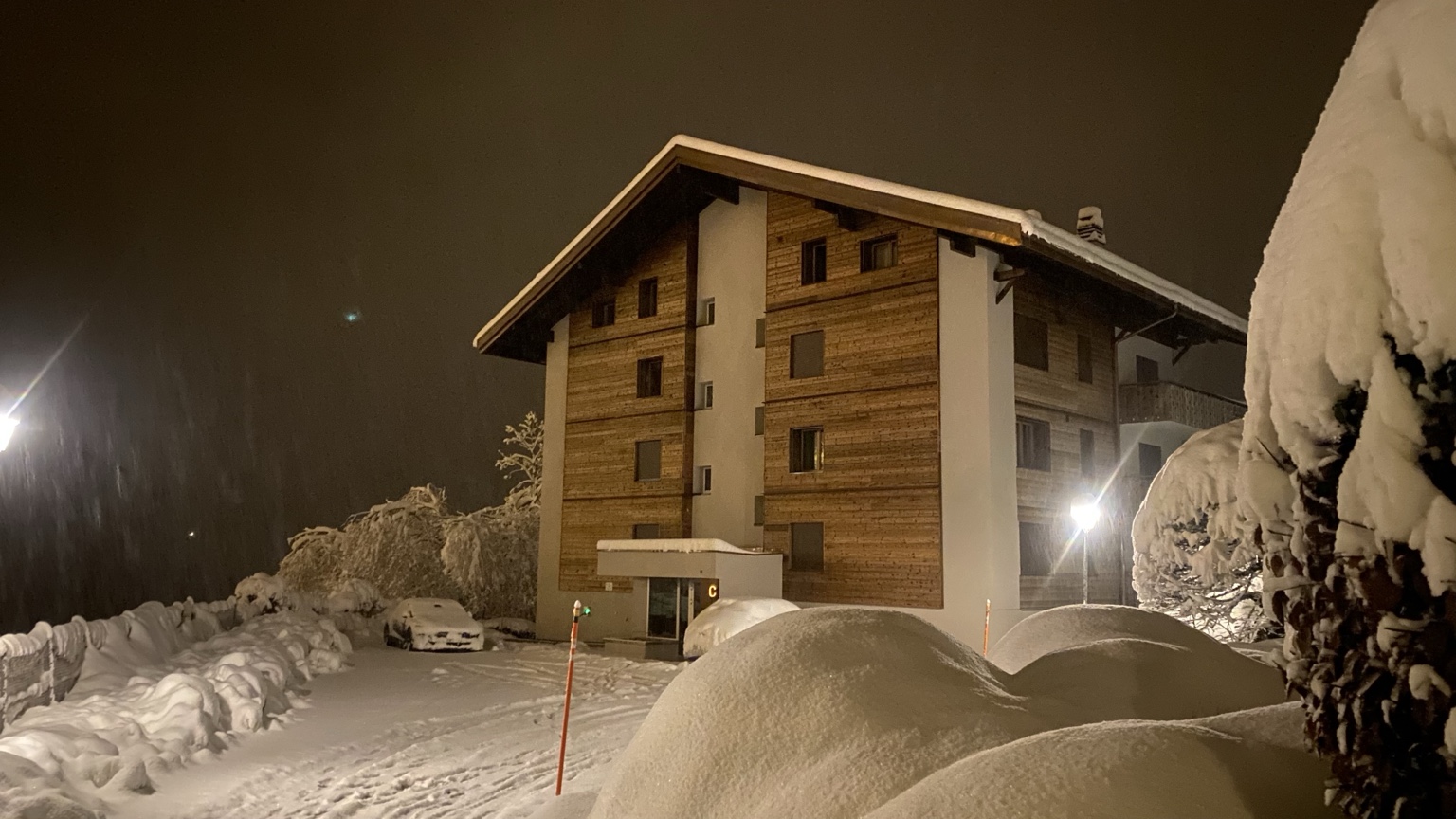 Immeuble enneigé de nuit