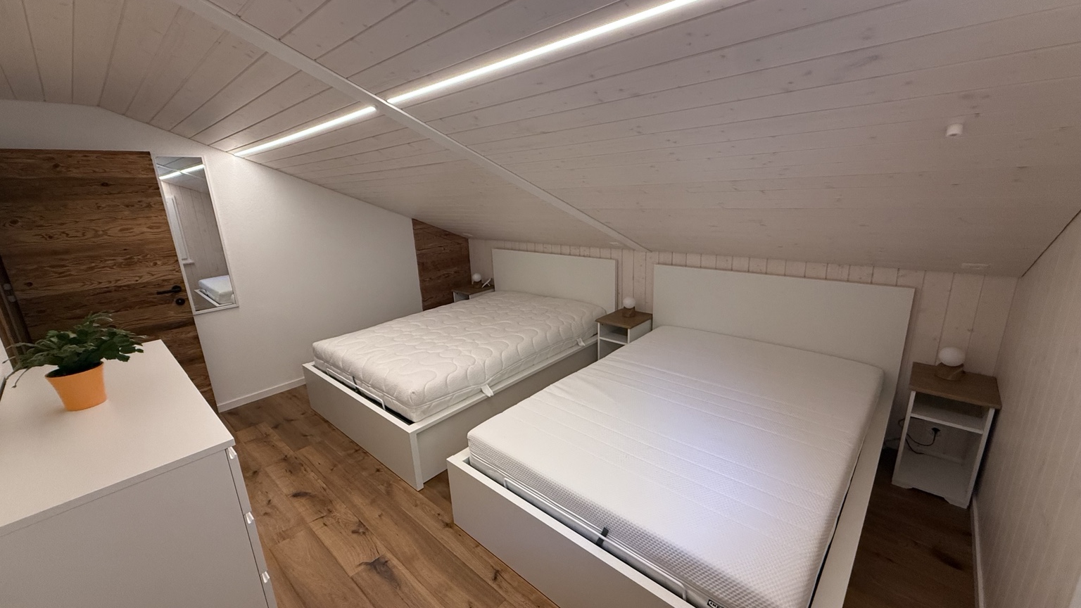 Chambre avec deux lits doubles