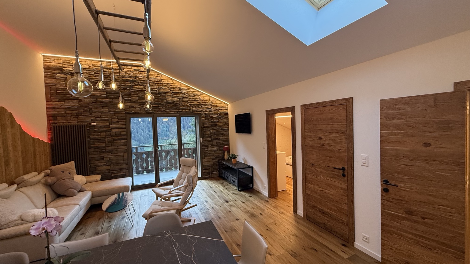 Séjour rénové de l'appartement en attique à Champéry