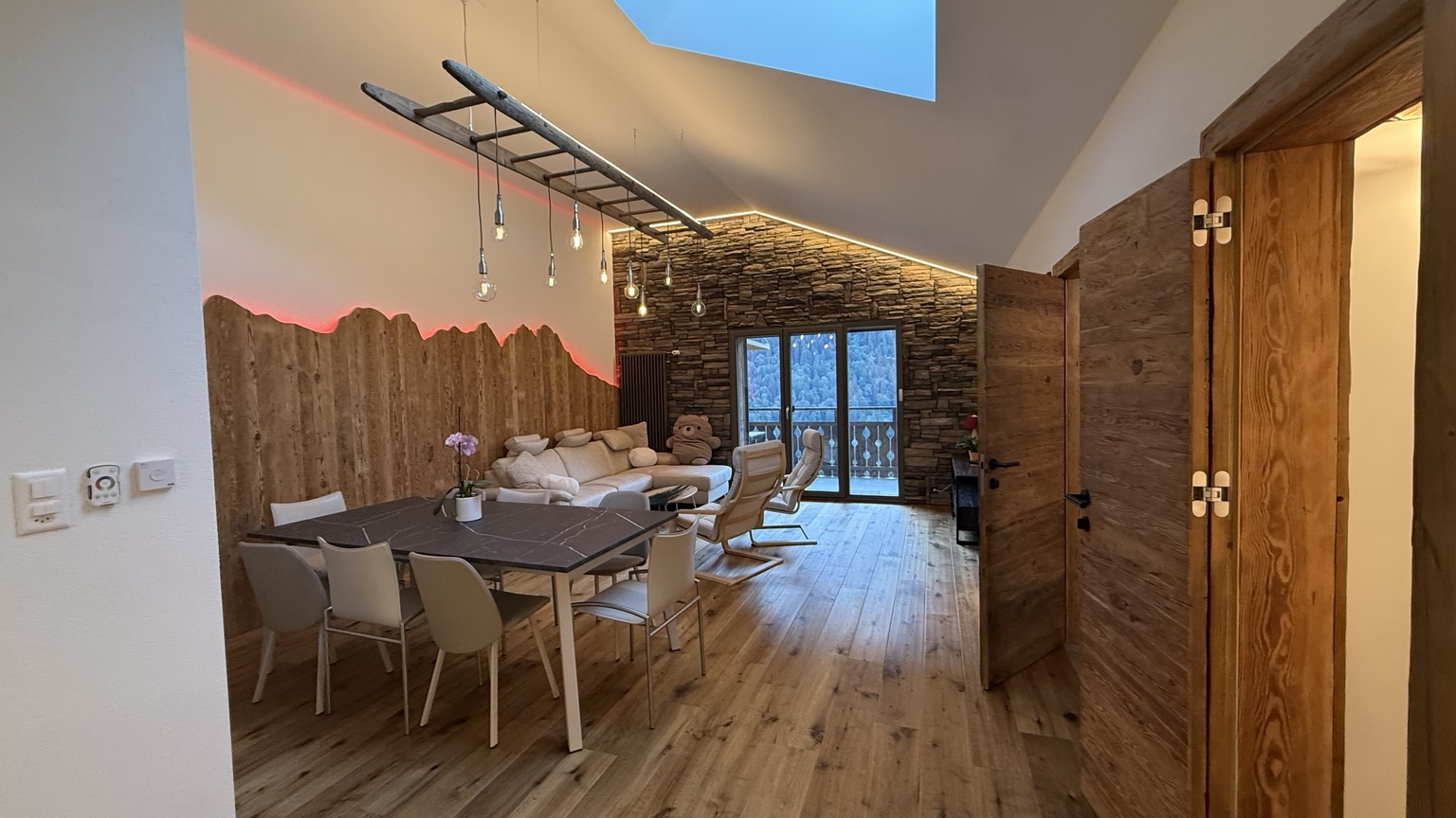 Séjour et salle à manger ouverts sur le balcon